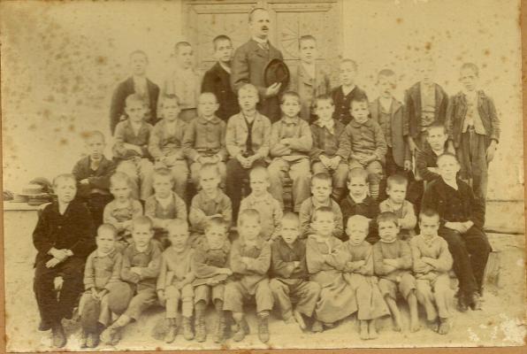 Classe de garçons, à Altiani vers 1900.