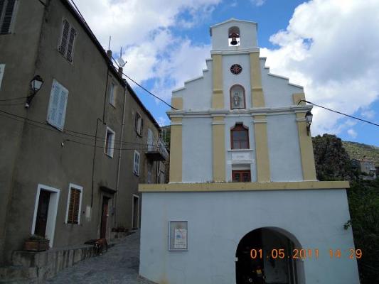 La façade et l'ancien couvent vus de la place de l'église.