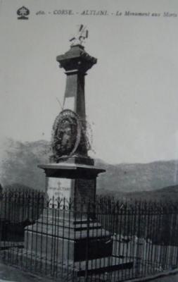Monument aux morts ( place du choeur), dans les années 40.